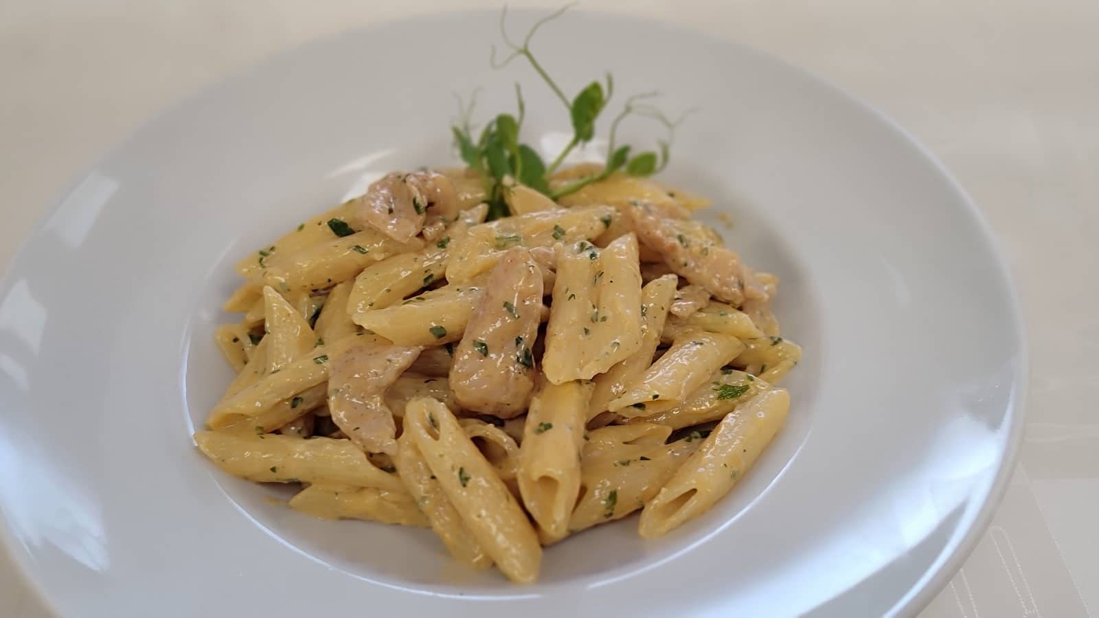 TEJSZÍNES CSIRKÉS PENNE